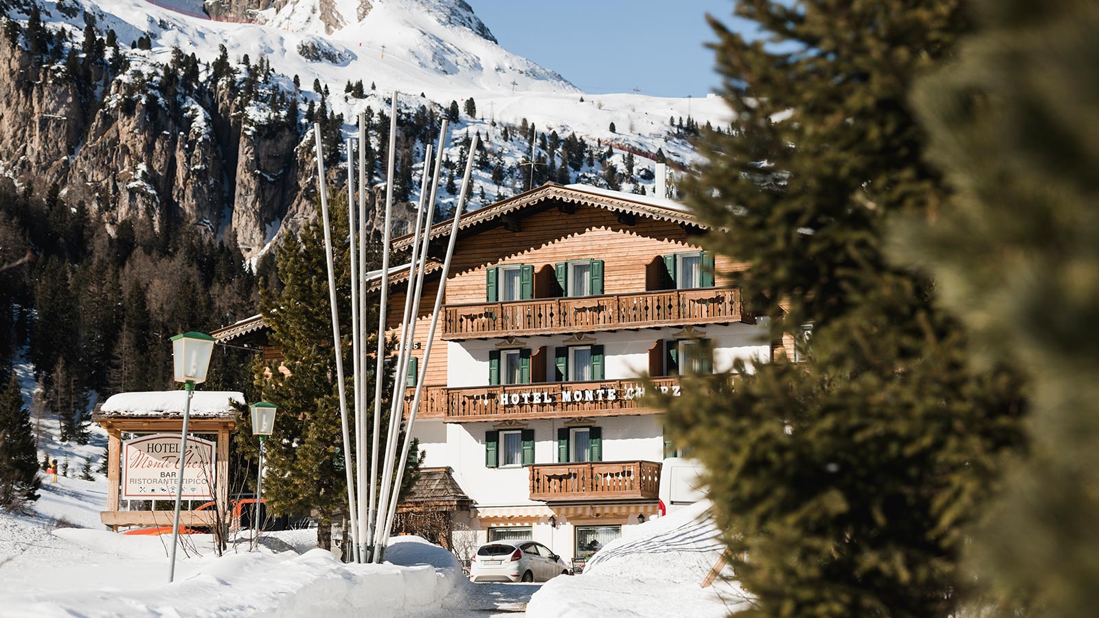 Blick auf die Fassade des Hotels Monte Cherz während der Wintersaison