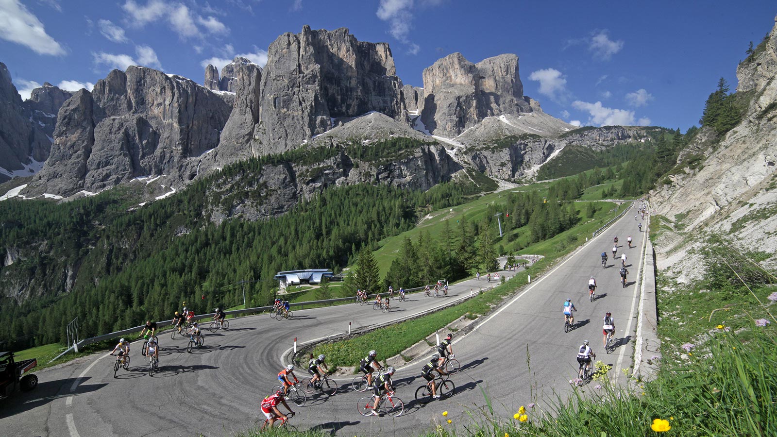 Alcuni ciclisti lungo la strada a Passo Campolongo