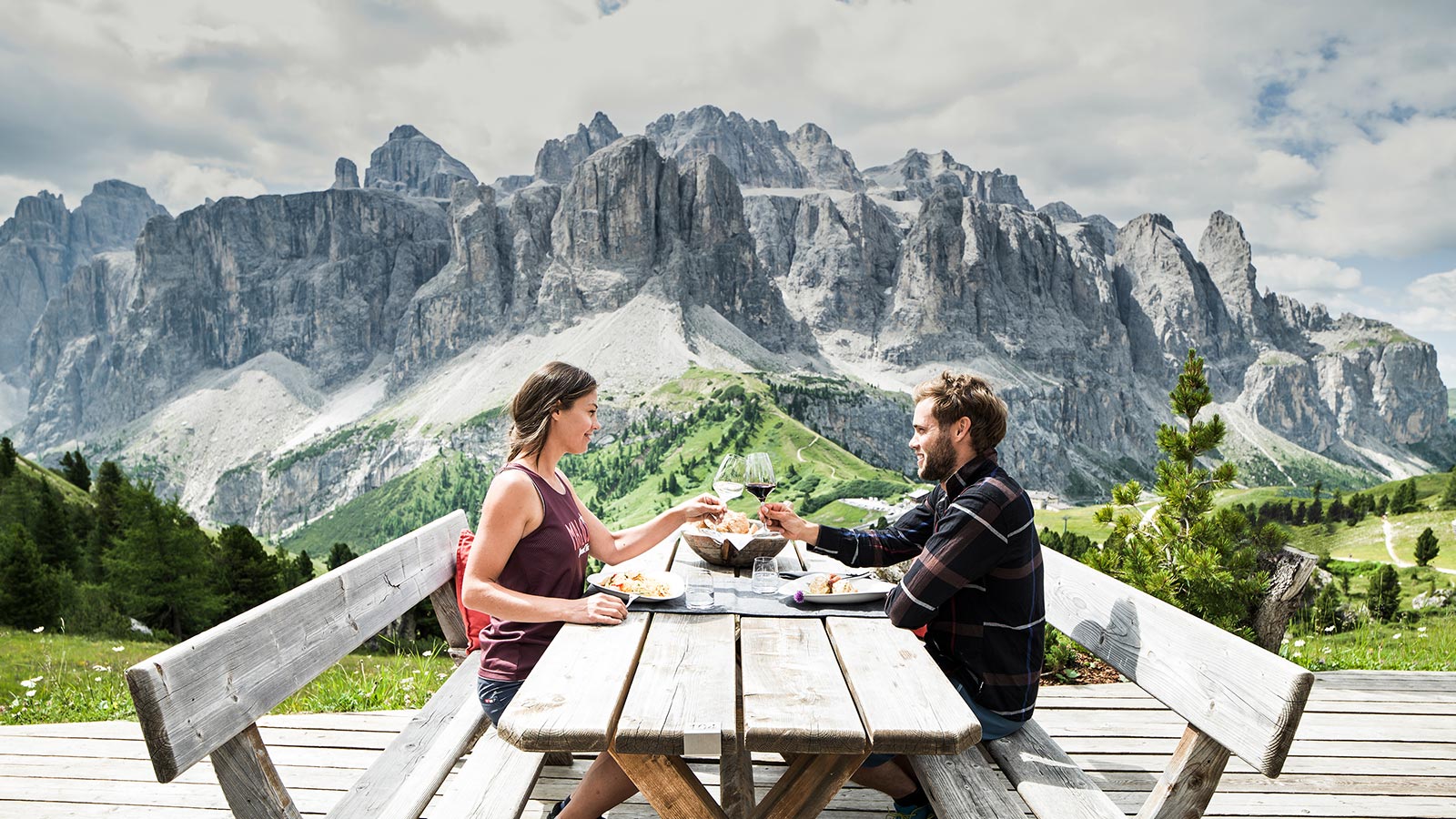 Zwei Jungen bei einem Picknick auf den Wegen am Passo Campolongo