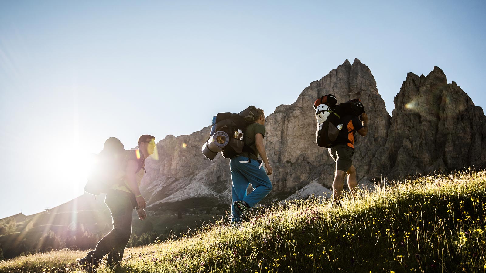 Drei Jungen bei einem Spaziergang auf den Wegen des Passo Campolongo