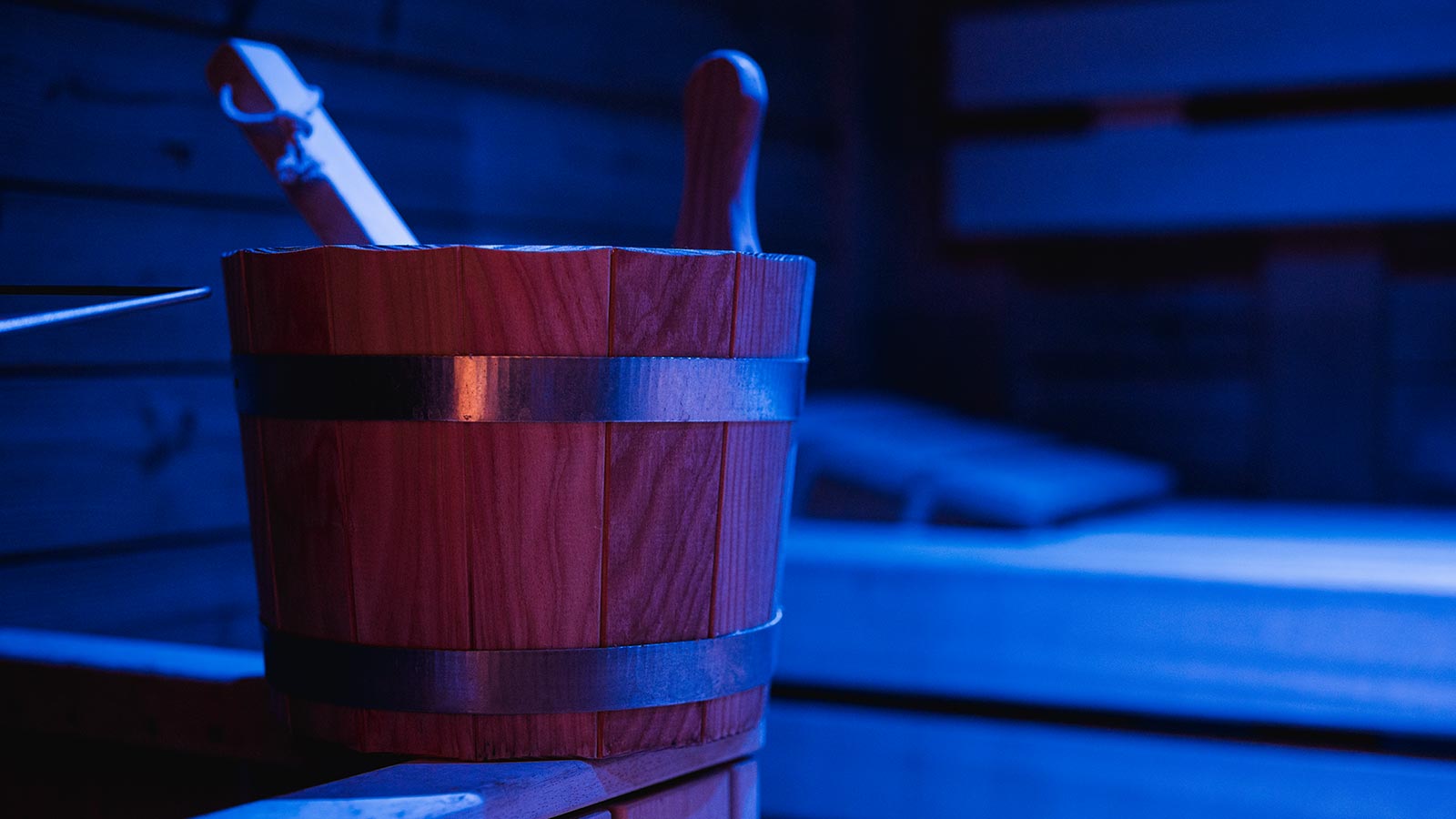 Dettaglio di un secchiello di legno presso l'Hotel Monte Cherz a Passo Campolongo